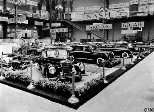 Der Stand von Mercedes-Benz auf dem Autosalon Paris im Jahr 1953. Im Vordergrund das Coupé 300 C, dahinter die Typen 180 und 300.