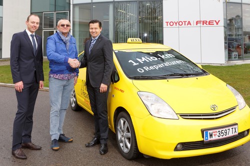 Der Toyota Prius legte eine Million Kilometer ohne außerplanmäßige Werkstattaufenthalte zurück: Toyota-Flottenmanager Manuel Retter (links) und Dr. Friedrich Frey (rechts), Geschäftsführer des österreichischen Importeurs, gratulieren Ökotaxi-Geschäftsführer Milan Milic.