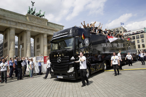 Der Truck der Fußball-Weltmeister von 2014: Mercedes-Benz Actros 1863.