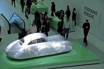 Der Typ 64 ist das Auftaktexponat in der Ausstellung des Porsche-Museums.