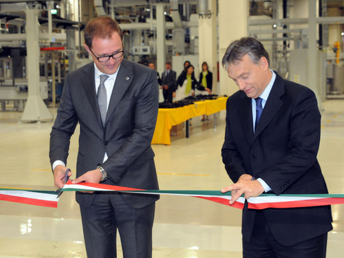 Der ungarische Ministerpräsident Viktor Orbán (rechts) und der stellvertretende Opel-Vorstandsvorsitzende Dr. Thomas Sedran eröffneten heute gemeinsam das neue Opel-Motorenwerk im ungarischen Szentgotthárd.