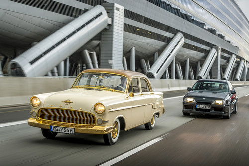 Der vergoldete zweimillionste Opel, ein Kapitän Baujahr 1956, und der 377 PS starke Lotus Omega von 1991.