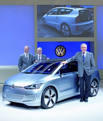 Der Vokswagen Up Lite wurde von Dr. Ulrich Hackenberg (Markenvorstand Technische Entwicklung) Stefan Jacoby (Vorstandsvorsitzender der Volkswagen Group of America) und dem Leiter Volkswagen Design, Klaus Bischoff, vorgestellt (von rechts).
