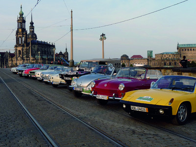 Der Volkswagen Classic Fuhrpark auf der Augustusbrücke in Dresden.