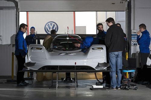 Der Volkswagen ID R bei den Testfahrten in Almeria.