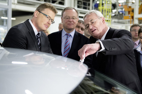 Der Volkswagen Vorstandsvorsitzende Professor Dr. Martin Winterkorn und Dr. Josef Baumert, Werkleiter Volkswagen Kaluga, erläutern Niedersachsens Ministerpräsident Stephan Weil die Herstellung der Fahrzeuge von Volkswagen aus Kaluga.