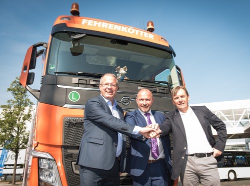 Der Volvo FH 460 hat den so genannten Fehrenkötter-Test gewonnen (v.l.): Volvo-Vorstandschef Martin Lundstedt, Spedietionsgeschäftsführer Joachim Fehrenkötter und Christian Coolsaet, Geschäftsführer Volvo Group Trucks Central Europe, unterzeichneten auf der IAA einen Rahmenvertrag für 2017.