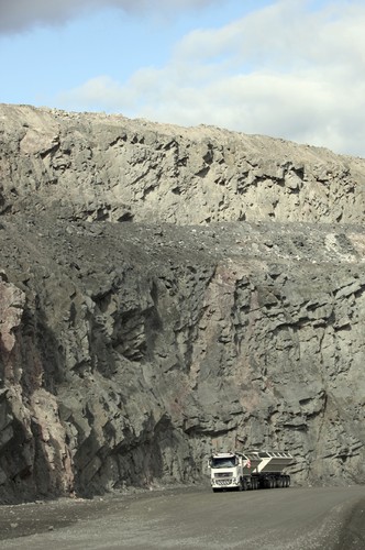 Der Volvo FH16 Goliat transportiert täglich 500 Tonnen Kupfererz aus der Mine Aitik.