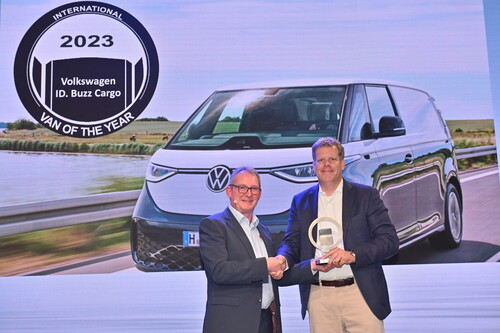 Der VW ID Buzz Cargo ist „Van of the Year 2023“: VWN-Markenvorstand Carsten Intra (r.), nahm den Preis auf der IAA Transportation vom Jury-Vorsitzenden Jarlath Sweeney entgegen.