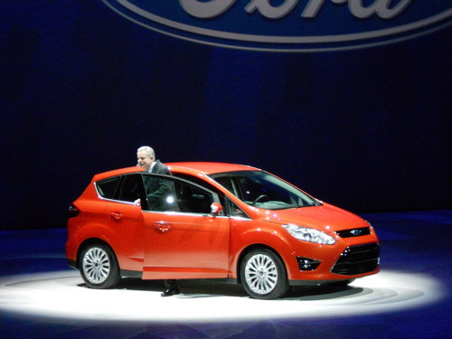 Derrick Kuzak, Vice President Globale Produktentwicklung, präsentiert den Ford C-Max Hybrid.