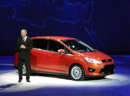 Derrick Kuzak, Vice President Globale Produktentwicklung, präsentiert den Ford C-Max Hybrid.