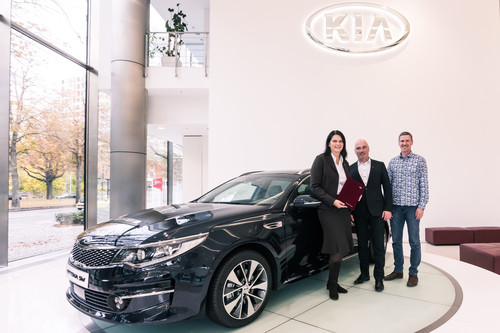 DESG-Präsidentin Stefanie Teeuwen mit Steffen Cost, Geschäftsführer (COO) von Kia Motors Deutschland, und Frank Dittrich vom DESG Marketing (rechts) in der Deutschland- und Europazentrale von Kia in Frankfurt.