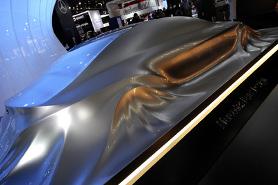 Design-Skulptur von Mercedes-Benz.