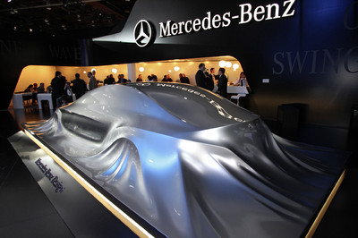 Design-Skulptur von Mercedes-Benz.