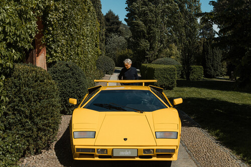 Designer Marcello Gandini am Lamborghini Countach LP 400 S (1978–1982).