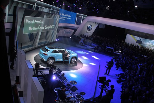 Detroit 2015: Technikvorstand Heinz-Jakob Neusser präsentiert den VW Cross Coupé GTE.