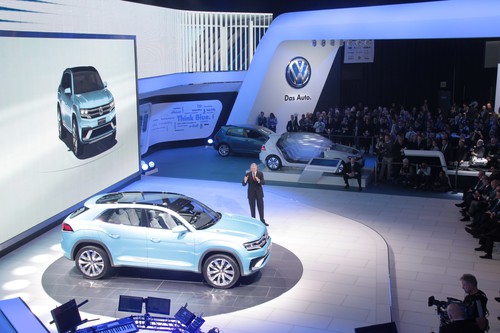 Detroit 2015: Technikvorstand Heinz-Jakob Neusser präsentiert den VW Cross Coupé GTE.
