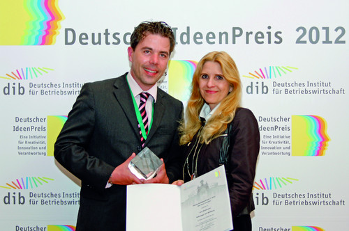 „Deutscher Ideen Preis 2012“: Jens Strassmann und Pirka Falkenberg, Leiterin Ideenmanagement, nahmen die Auszeichnung für Volkswagen entgegen.