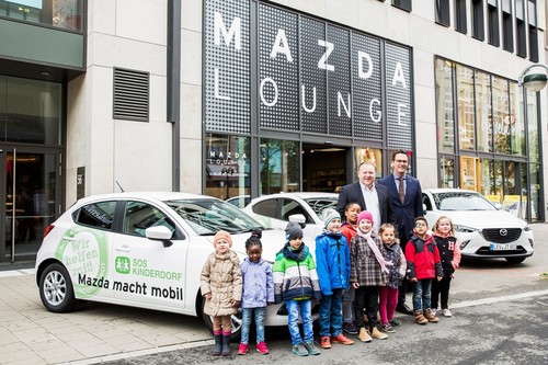 Deutschland-Geschäftsführer Bernhard Kaplan (r.) übergibt drei Mazda an den Einrichtungsleiter des SOS-Kinderdorfs Düsseldorf, Herbert Stauber.