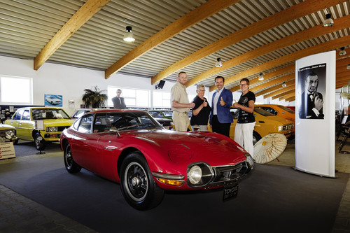 Deutschland-Geschäftsführer Tom Fux mit der Familie Pichert im Toyota-Museum in Hartkirchen am Inn.