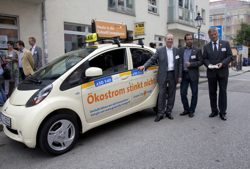 Deutschlands erstes Elektro-Taxi (von links): Hep Monatzeder (3. Bürgermeister von München), Martin Betzold (Bereichsleiter Marketing/PR, Green City Energy) und Ulli Nowak, stellvertretender Vorsitzender des ADAC Südbayern.