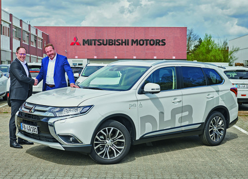 DHB-Vorsitzender Mark Schober (links) übernimmt von Dr. Kolja Rebstock, Geschäftsführer von Mitsubishi Motors Deutschland (MMD), einen Outlander als Dienstwagen.