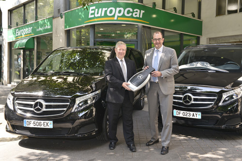 Didier Fenix, Managing Director von Europcar France (rechts), nimmt die Schlüssel der neuen V-Klasse von Harry Salamon, General Manager.