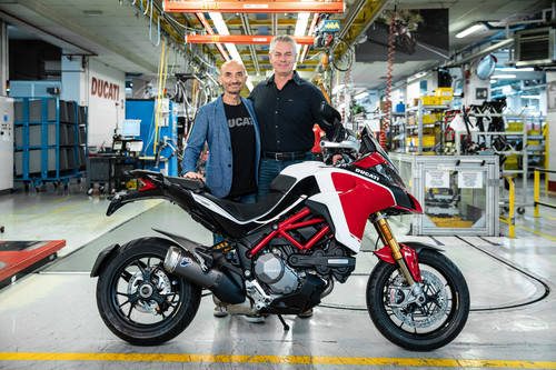 Die 100 000. Multistrada: Dave Hayward (rechts) nahm sein Motorrad von Ducati-Chef Claudio Domenicali persönlich entgegen.