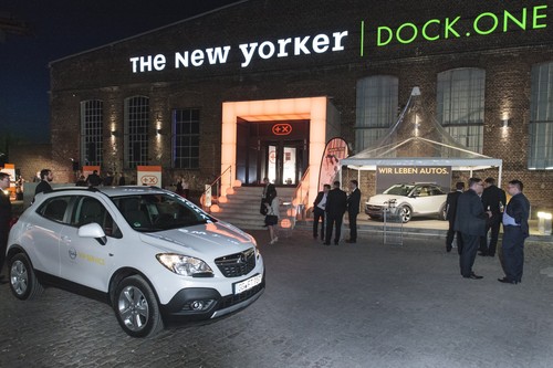 Die 300 Gäste des „Plus X Award“ wurden unter anderem im Opel Mokka chauffiert und am Eingang zur Gala vom Opel Adam Rocks empfangen.