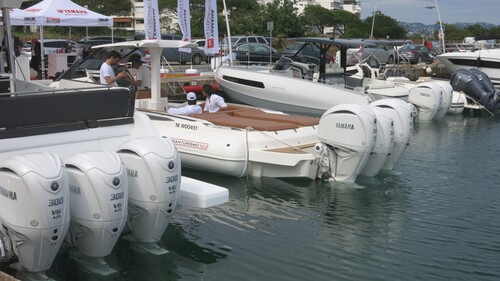 Die 4,2-Liter-V6-Außenborder von Yamaha werden gerne auch als Duo oder Trio am Boot montiert.