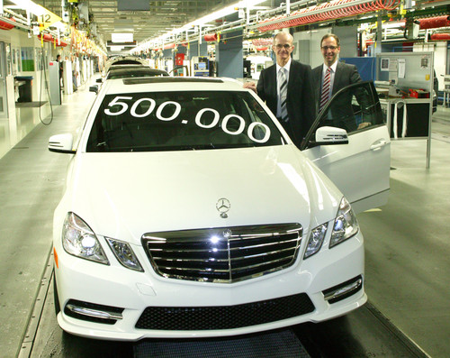 Die 500 000ste E-Klasse-Limousine läuft im Mercedes-Benz-Werk Sindelfingen vom Band (von links): Werksleiter Dr. Willi Reiss und Dr. Emmerich Schiller, Leiter Montage E-Klasse.