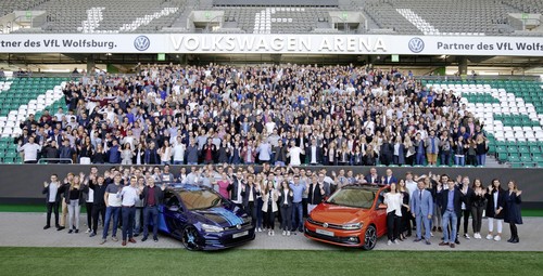 Die 626 neuen Auszubildenden von Volkswagen in Wolfsburg wurden im benachbarten Stadion begrüßt.