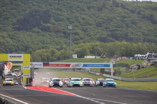 Die ADAC TCR Germany debütiert im tschechischen Most: Das Fahrerfeld kurz nach dem Start.