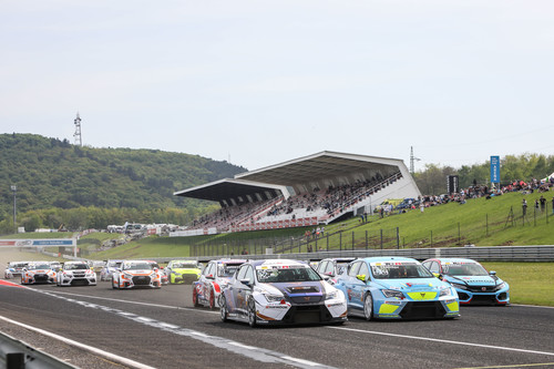 Die ADAC TCR Germany debütiert im tschechischen Most: Das Fahrerfeld kurz vor der ersten Kurve.