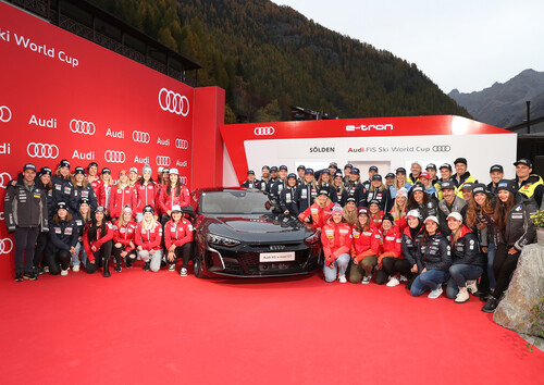 Die alpinen Ski-Teams aus Deutschland, Frankreich, Italien, Norwegen, Österreich, Schweden und der Schweiz vor dem Audi e-tron GT in Sölden.