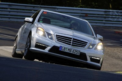 Die AMG Driving Academay bietet bei ausgewählten Terminen auch Fahrten mit dem Mercedes-Benz E 63 AMG.
