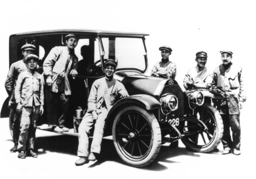 Die Arbeiter in Kobe präsentieren den Prototyp des Mitsubishi Modell A (1917–1921), des ersten japanischen Serienautos.