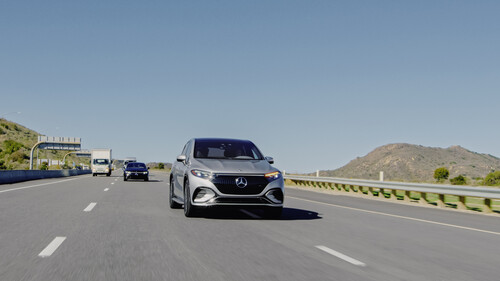 Die Assistenzfunktion „Automatischer Spurwechsel“ von Mercedes-Benz ist in Nordamerika bereits verfügbar.