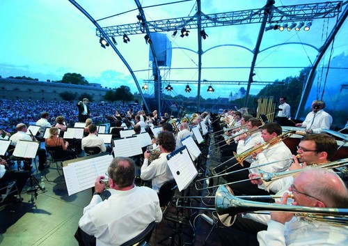 Die Audi Bläserphilharmonie unter Christian Lombardi tritt beim Klassik Open Air im Rahmen der Audi Sommerkonzerte 2011 auf.
