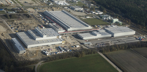 Die Audi-Fertigung im Industriegebiet Münchsmünster 30 Kilometer östlich vom Audi-Stammwerk Ingolstadt. Das Areal umfasst insgesamt 42 Hektar, 31 Hektar sind mit den Gewerken Presswerk für warm- und kaltumgeformte Bauteile (vorne links), Fahrwerkkomponenten-Fertigung (Mitte) sowie Strukturbauteile-Fertigung und Aluminiumdruckgießerei (vorne rechts). 