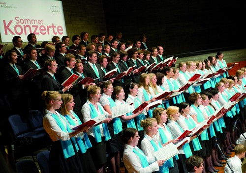 Die Audi Jugendchorakademie bei einem Auftritt im Festsaal Ingolstadt.