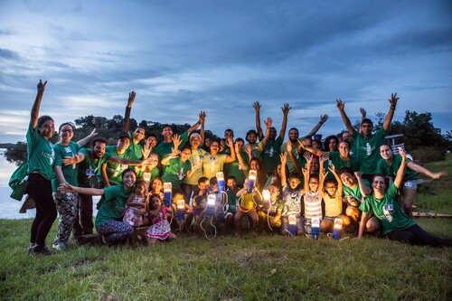 Die Audi-Stiftung für Umwelt und Audi do Brasil unterstützen gemeinsam die NGO Litro de Luz Brasil, die drei Dörfer ohne zuverlässige Stromanbindung in der Amazonas-Region mit Solarlicht versorgt. Die Initiative stattet die Siedlungen mit über Solarpanele betriebenen Lichtquellen in Plastikflaschen aus.