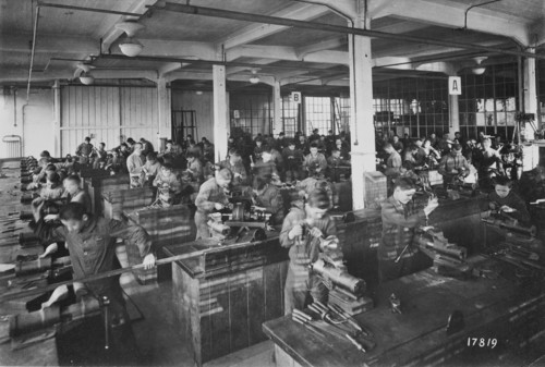 Die Ausbildungswerkstatt im Mercedes-Benz-Werk Untertürkheim um 1920.