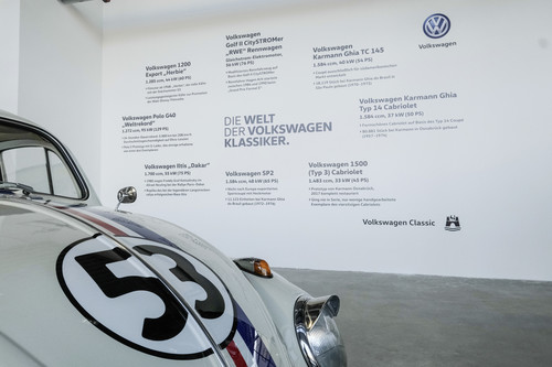Die Ausstellung „Die Welt der Volkswagen-Klassiker“ zeigt auch den Filmstar „Herbie“ (im Vordergrund).
