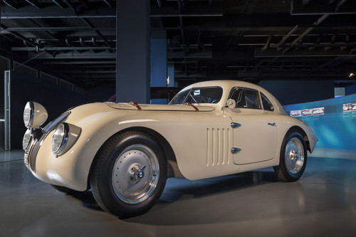 Die Ausstellung „Strom-Linien-Form – die Faszination des geringen Widerstands&quot;: BMW 328 Touring Coupé (1936).