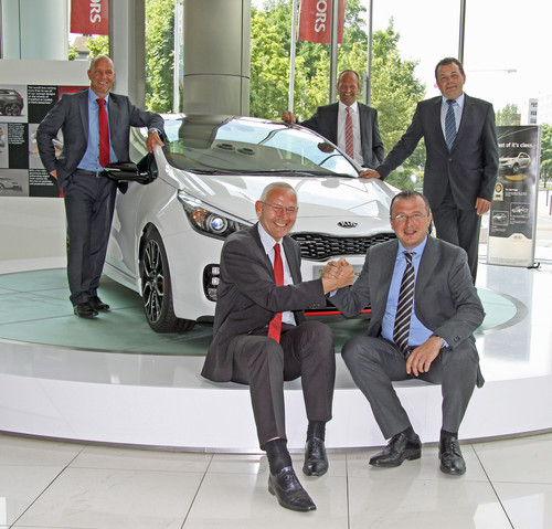 Die AVAG Holding übernimmt an fünf Standorten in Bayern den Vertrieb von Fahrzeugen der Marke Kia (von links): Kia-Geschäftsführer Martin van Vugt und AVAG-Vorstand Ulf Pfeiffer (sitzend) sowie die Autohausgeschäftsführer Manfred Wildmoser, Jochen Haeberlen und Jörg Neupert (stehend).