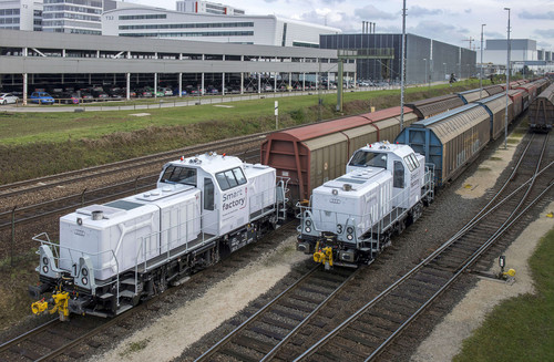 Die beiden Plug-in-Hybrid-Lokomotiven im Audi-Werk Ingolstadt.