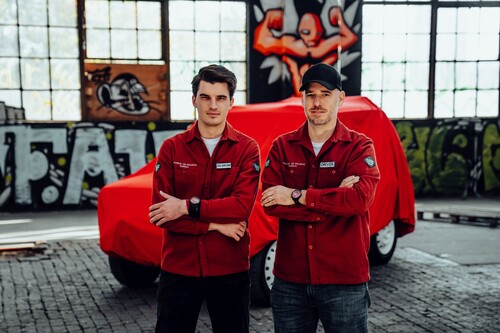 Die beiden Schweizer Mario Jacober (r.) und Sladjan Miljic starten mit einem Lada Niva bei der Dakar 2022.