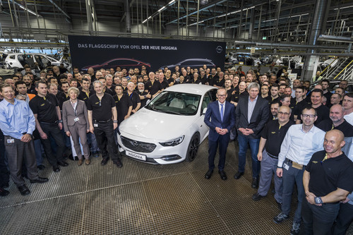 Die Belegschaft und Opel-Chef Dr. Karl-Thomas Neumann (im bkauen Anzug) feiern den Produktionsstart des Insignia Grand Sport im Werk Rüsselheim.