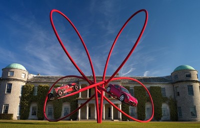 Die Besucher des Goodwood Festival of Speed werden von einer Skulptur des Künstlers und Designers Gerry Judah begrüßt, die auf das 100-jährige Markenjubiläum von Alfa Romeo hinweist.